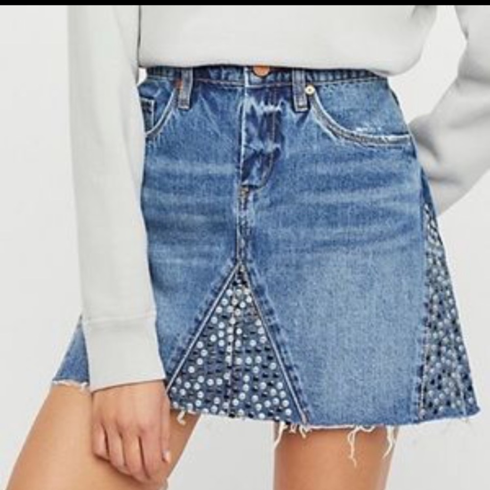 Cute denim skirt with nicely designed studding!